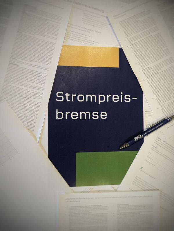 Flyer Strompreisbremse, drum herum weitere Papiere