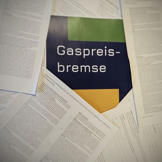 Flyer Gaspreisbremse, drum herum weitere Papiere