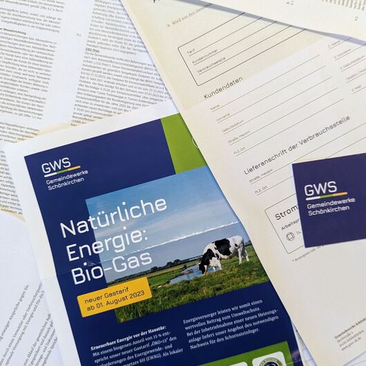 Flyer: Natürliche Energie: Bio-Gas, drum herum weitere Papiere