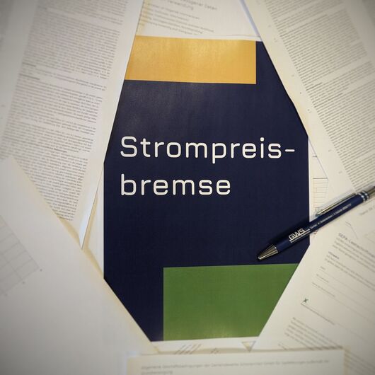 Flyer Strompreisbremse, drum herum weitere Papiere