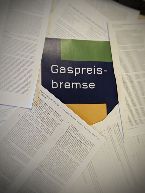 Flyer Gaspreisbremse, drum herum weitere Papiere