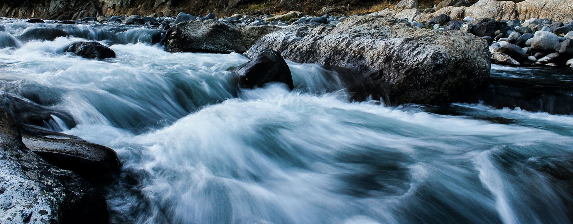 Wildwasserbach mit Steinen