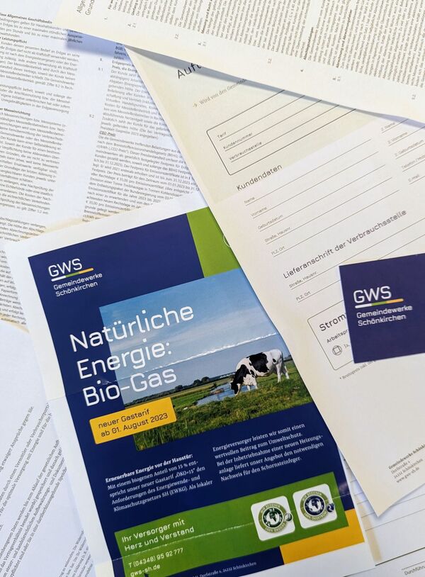 Flyer: Natürliche Energie: Bio-Gas, drum herum weitere Papiere